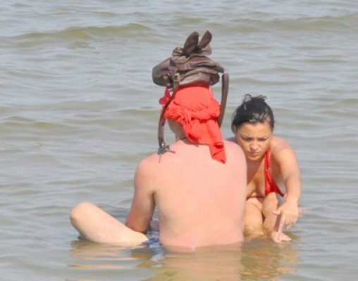 Metodă inedită: uite cum se fereşte un cuplu de hoţii de pe plajă!